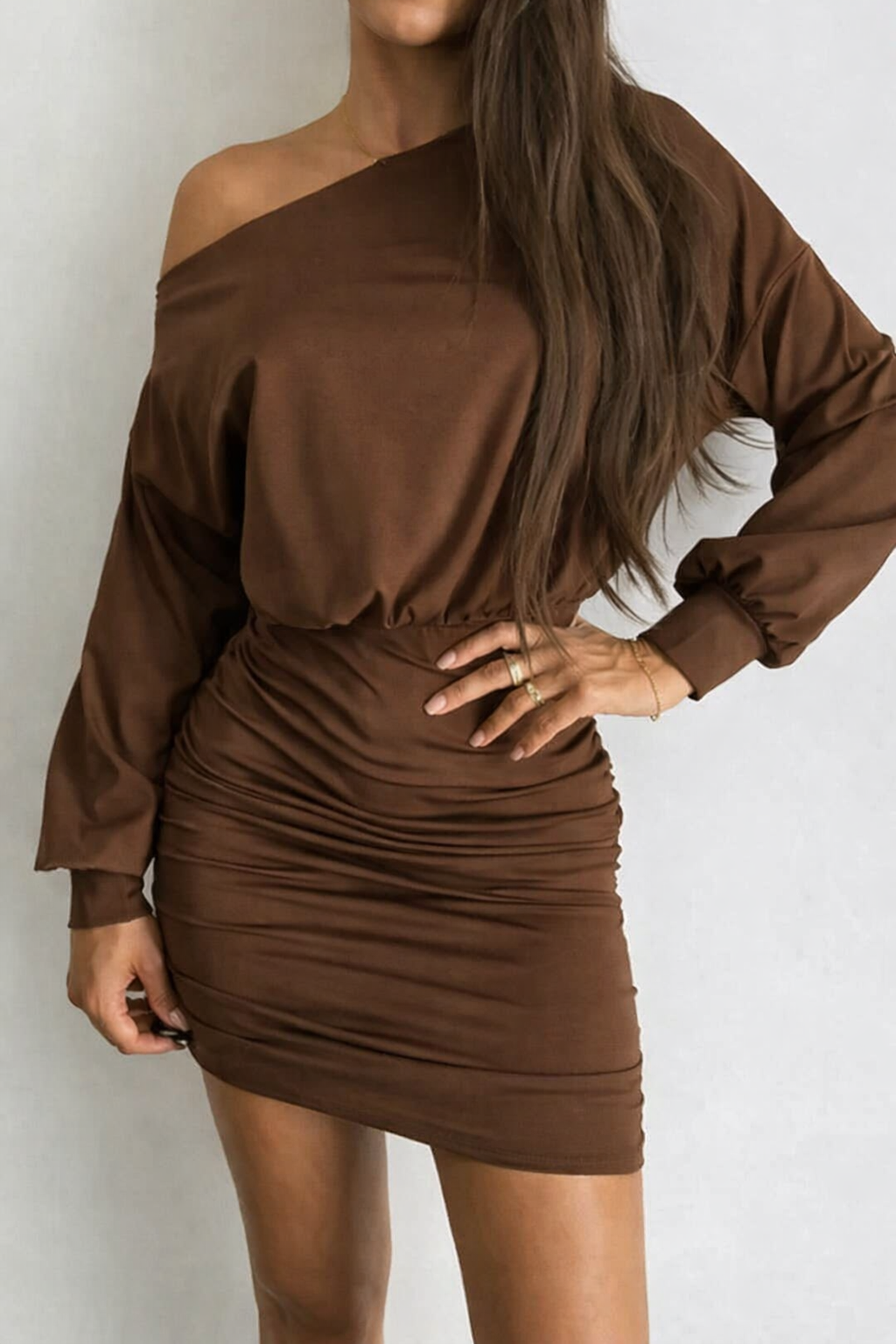 Robe courte épaule jeter